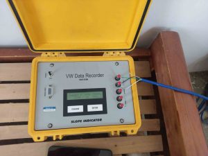 Ghi đo thiết bị quan trắc thấm Piezometer bằng máy đọc Data Recorder - USA