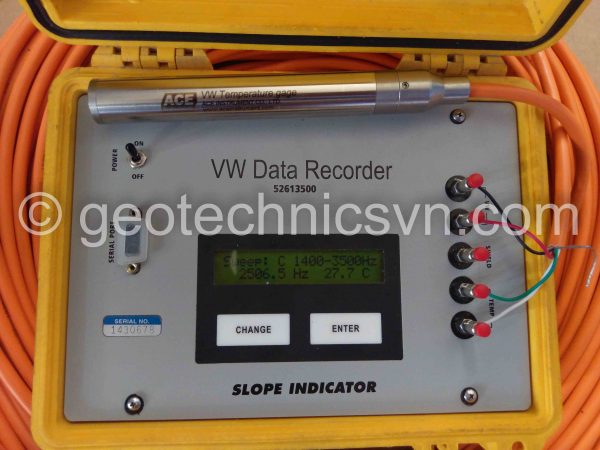 Kiểm tra thiết bị đo nhiệt độ bê tông Temperature Gage bằng máy đọc Data Recorder