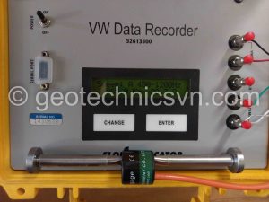 Kiểm tra thiết bị đo ứng suất bê tông Embedment Strain Gage bằng máy đọc Data Recorder